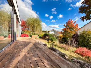 Holzterrasse mit gepflegtem Garten