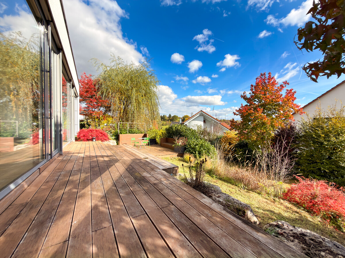 Holzterrasse mit gepflegtem Garten