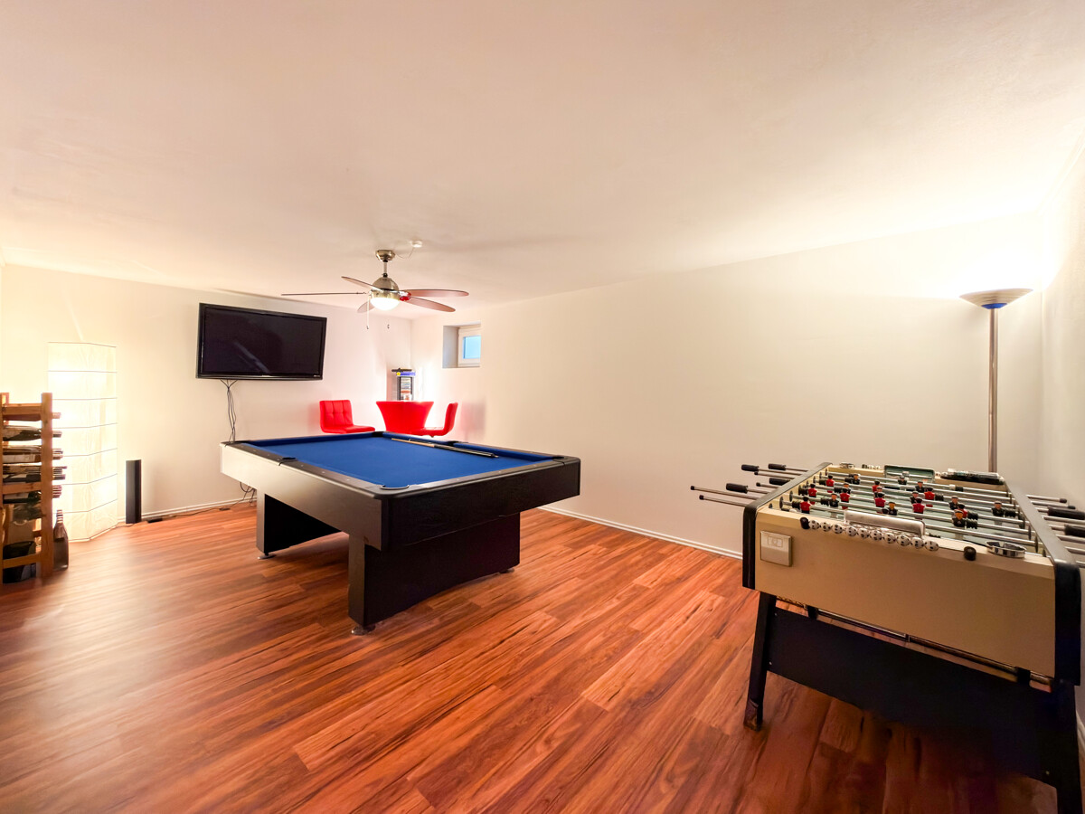 Hobbyraum mit Zugang zum Hauswirtschaftsraum