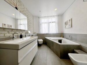 Bad mit Badewanne Wohnung 1. OG