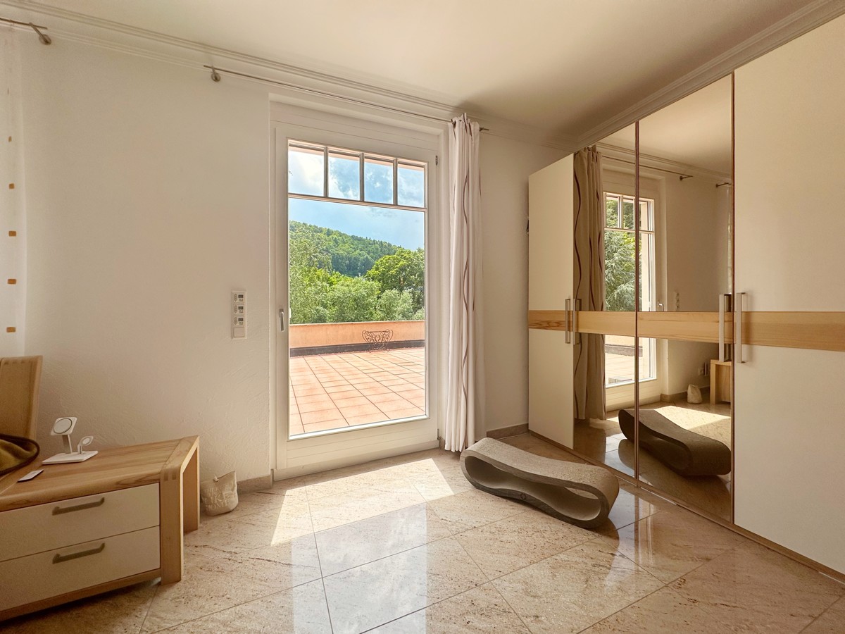 Schlafzimmer 3 mit Zugang Dachterrasse Wohnung 1. OG