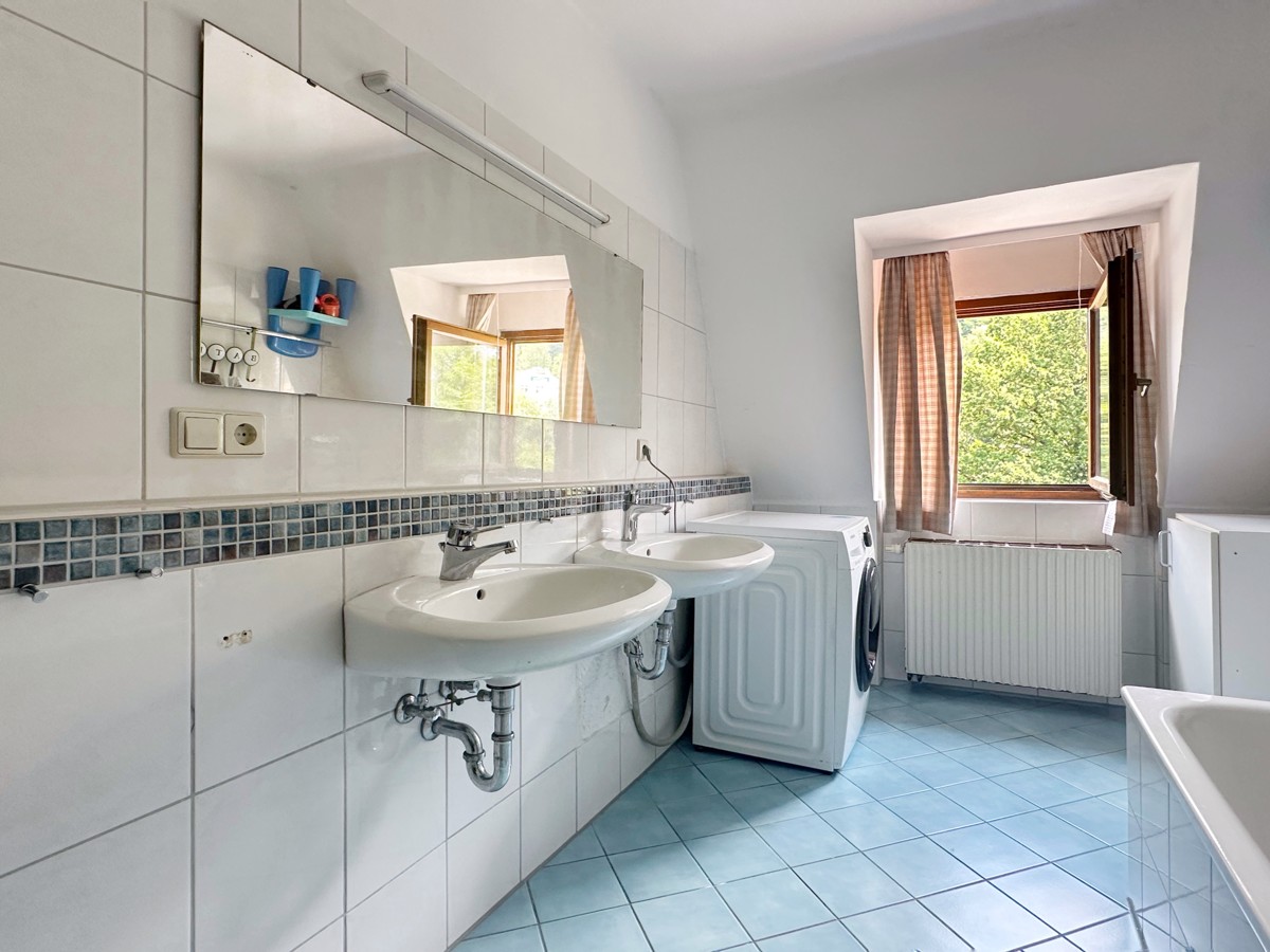 Tageslichtbad mit Dusche und Badewanne Wohnung 2. OG