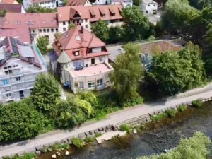 Hausansicht mit Umgebung