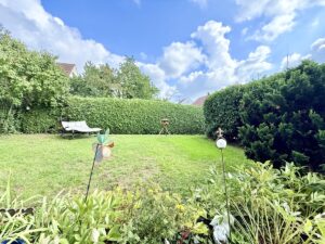Sonniger Garten vor dem Haus