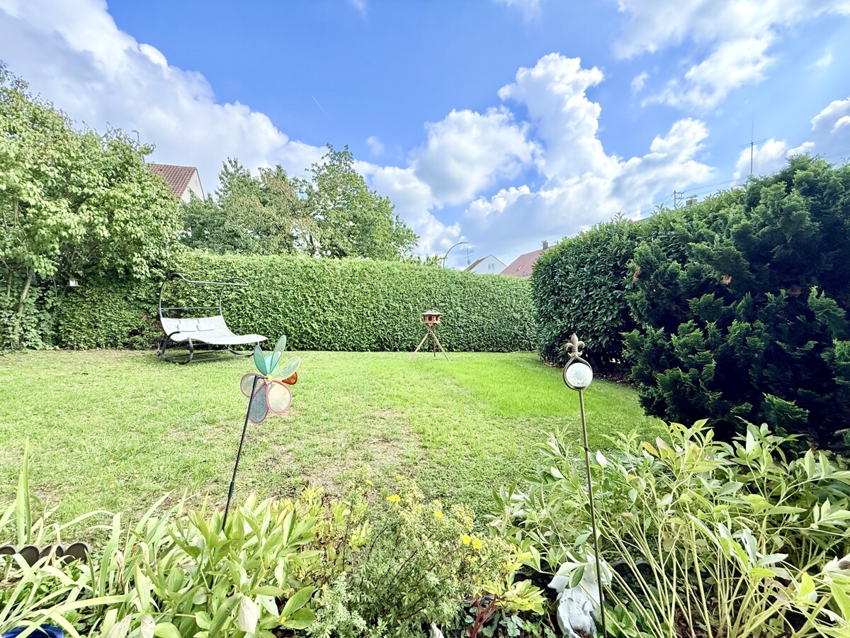 Sonniger Garten vor dem Haus