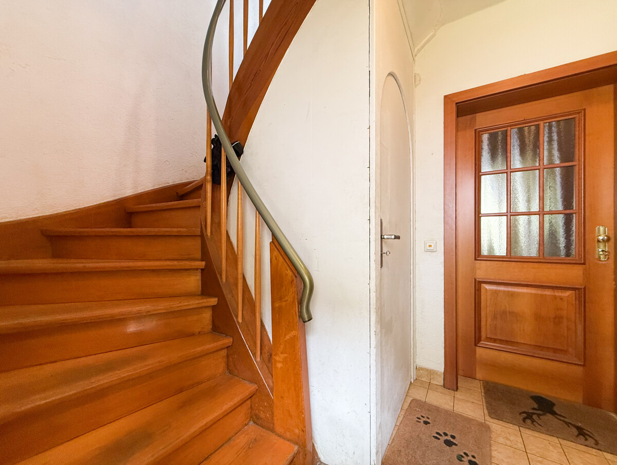 Wohnungstüre EG und Treppenaufgang ins OG