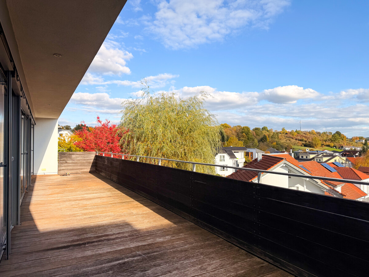 Balkon mit Holzdielen