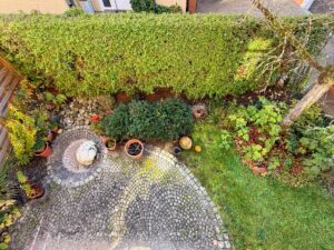 Ausblick vom Balkon in den Garten