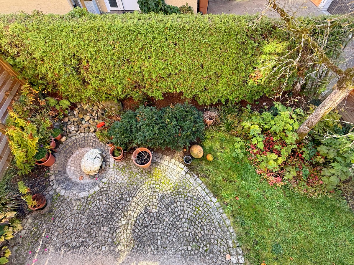 Ausblick vom Balkon in den Garten